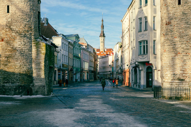 Στην παλιά πόλη του Ταλίν. Μεσαιωνική γοτθική αρχιτεκτονική. Ταλίν, πρωτεύουσα της Εσθονίας. Βαλτικές χώρες. Ευρώπη. - Φωτογραφία, εικόνα
