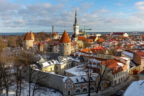 Tallin Old Town. Middeleeuwse gotische architectuur. Tallin de hoofdstad van Estland. Baltische staten. Europa. - Foto, afbeelding