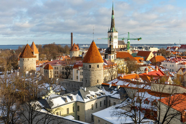 El casco antiguo de Tallin. Arquitectura gótica medieval. Tallin la capital de Estonia. Países bálticos. Europa. - Foto, imagen