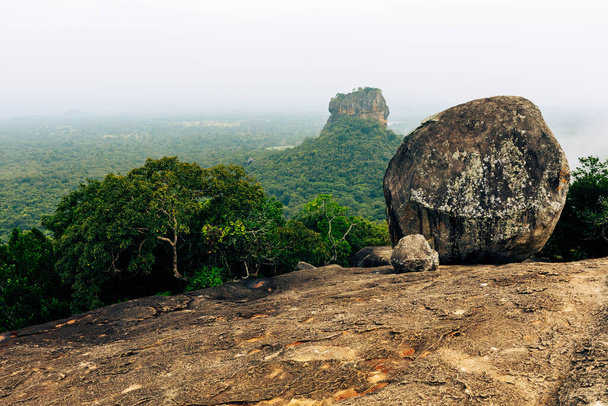 Fortaleza y paisaje de Sigiriya Lion Rock en Sri Lanka. Vista desde Pidurangala Rock. - Foto, Imagen