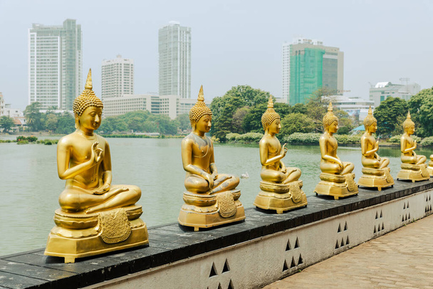 Buddha szobrok, Serbán Malaka templomban, Colombo, Srí Lanka. - Fotó, kép