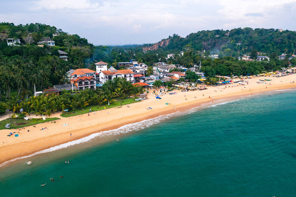 Aérea. Vistas a la playa en Unawatuna, Sri Lanka. - Foto, Imagen