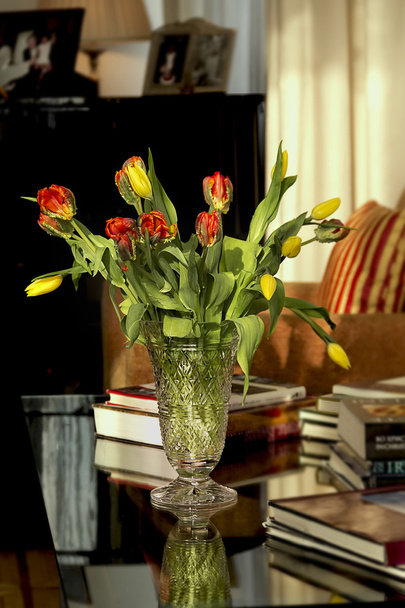 Bouquet of red tulips in a vase  - Foto, Imagem