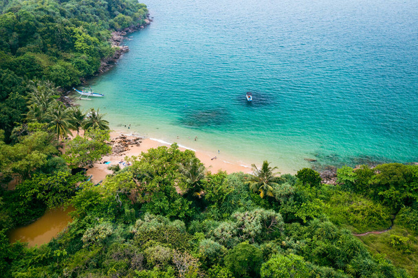 Tropical Jungle Beach en Sri Lanka. Vista aérea de Exotic Costline y Rainforest. Paradise Beach. - Foto, Imagen
