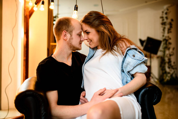 Un couple aimant en prévision de la naissance d'un enfant. - Photo, image