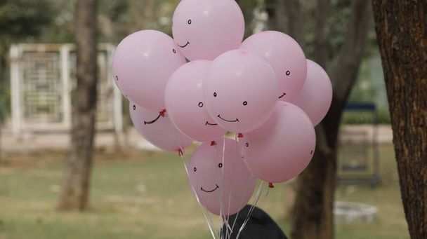 Um bando de balões sorridentes no parque - Foto, Imagem