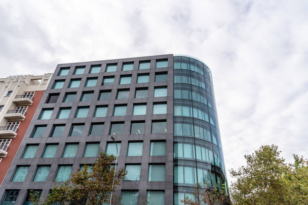 Modern ofis binasının taş ve cam kaplamalı ön cephesi. - Fotoğraf, Görsel