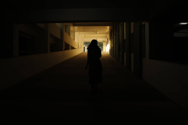 Silhouette féminine à l'allée de l'appartement - Photo, image