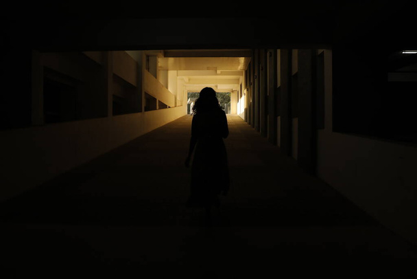 Vrouwelijk silhouet op de oprit van het appartement - Foto, afbeelding