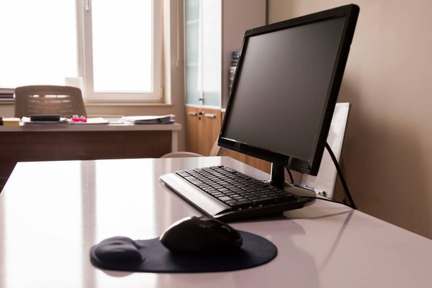 Kaynak metinThe computer and the working environment on the work desk - Fotografie, Obrázek