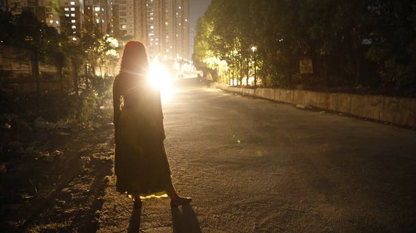 силует жінки на дорозі
 - Фото, зображення