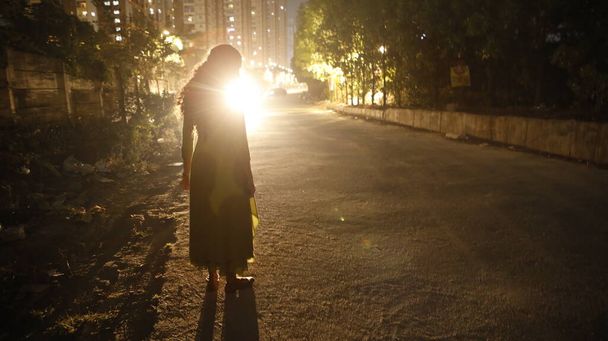 силует жінки на дорозі
 - Фото, зображення