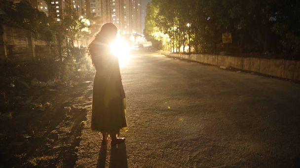 Silhouette einer Frau auf der Straße - Foto, Bild