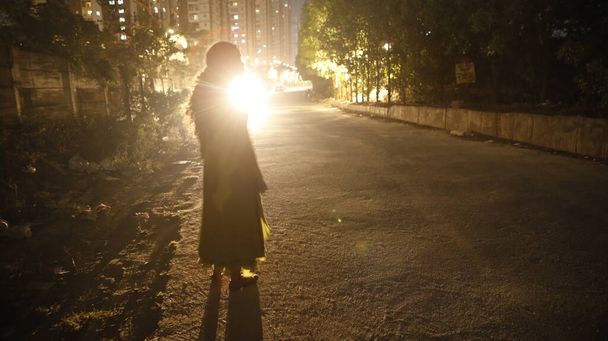 Silhouette einer Frau auf der Straße - Foto, Bild