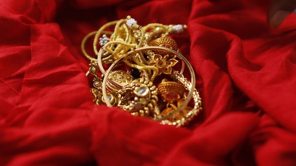 Gouden sieraden in een doek - Foto, afbeelding