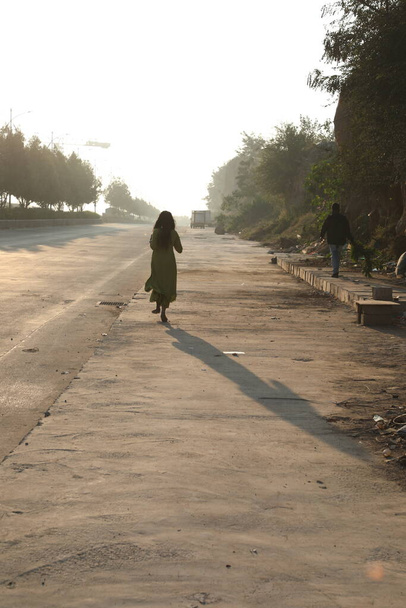 silueta de una hembra en el camino - Foto, imagen