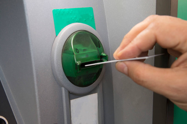 Τοποθέτηση της τραπεζικής κάρτας στο μηχάνημα ανάληψης μετρητών - Φωτογραφία, εικόνα