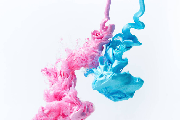 Peinture abstraite rose et bleue fond éclaboussé. Encre mélangée dans l'eau - Photo, image