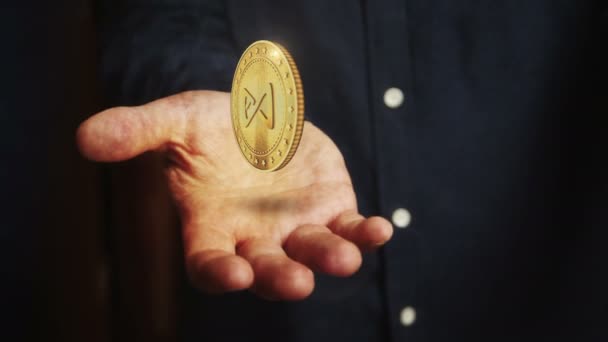 Axie AXS unendlich, Spiel Kryptowährung rotierende 3D-Münze schwebt über der Hand. Geschäftsmann mit goldenem Symbol, das über der Hand schwebt. Fintech nahtloses und schleifenloses abstraktes Konzept. - Filmmaterial, Video
