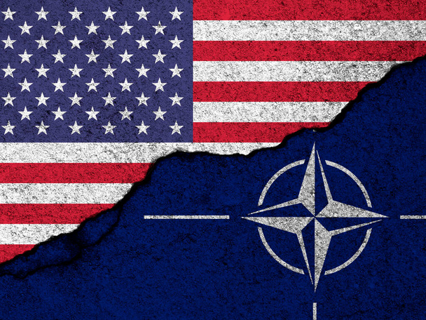 Hintergrund der Beziehungen zwischen den USA und der NATO. Flaggen an rissiger Betonwand. Sanktionen gegen Russland - Foto, Bild