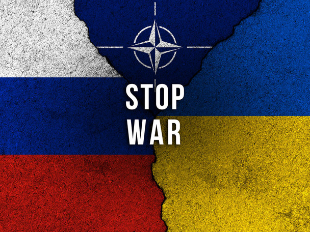 Parem a guerra e a NATO. Invasão russa contra o conceito da Ucrânia. Bandeiras do país no fundo da parede de concreto rachado - Foto, Imagem