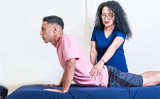 Fisioterapia de espalda baja, concepto de tratamiento fisioterapéutico, fisioterapeuta con paciente - Foto, Imagen