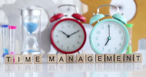 Termin zarządzania czasem i nadgodziny w biznesie - Materiał filmowy, wideo