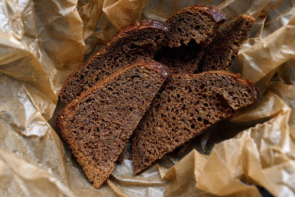 tostadas de pan de centeno a la parrilla sobre papel artesanal - Foto, imagen