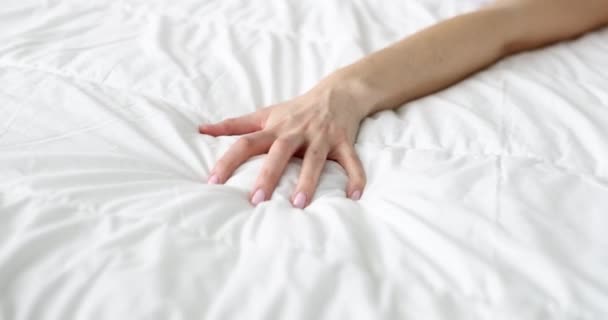 A nő kezét ökölbe szorítja takaróval. - Felvétel, videó