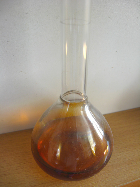 Sample of oil in a flask - Φωτογραφία, εικόνα