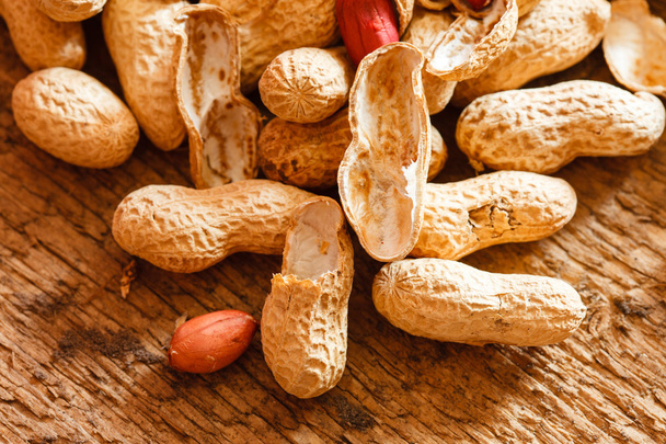 Peanuts on wood - Foto, Imagem
