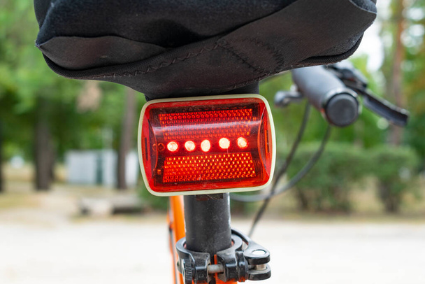 Luce posteriore bici rossa sotto il seggiolino bici - Foto, immagini