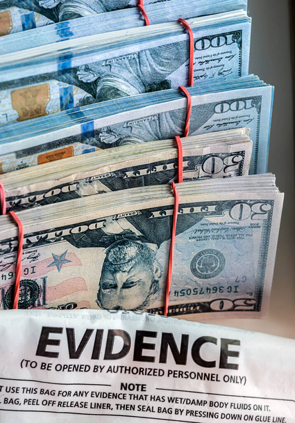 Kanıt çantası, bir suç araştırma biriminde dolar banknotlarının yanında, konsept resim. - Fotoğraf, Görsel