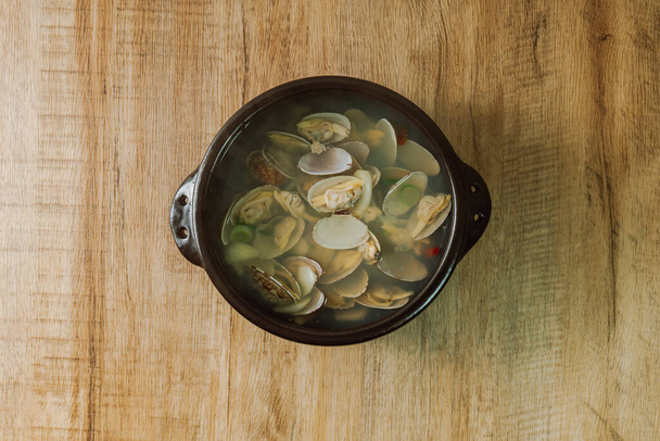 bajirakjogaetguk, a soybean soup featuring cleaned baby clams and radish.  - Foto, imagen