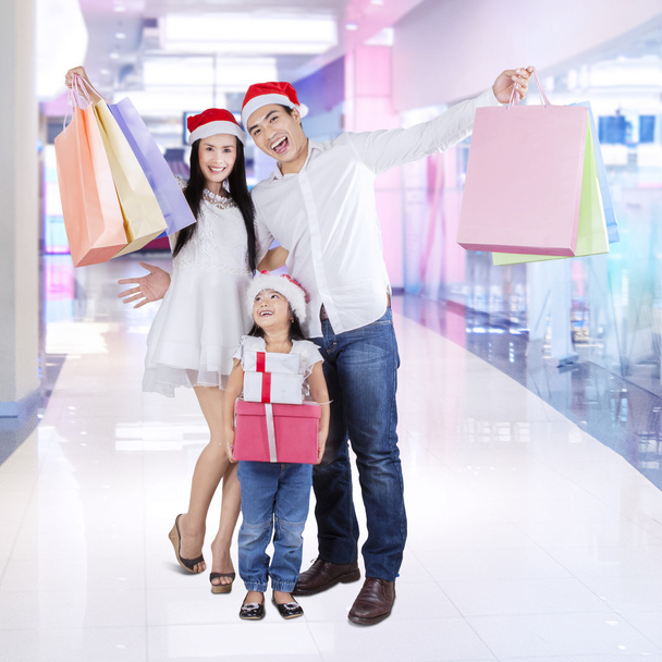 Cheerful family in shopping center - Foto, Imagem