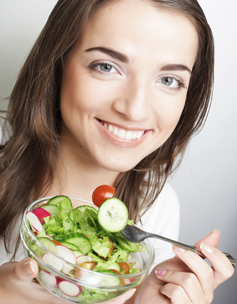 Hymyilevä tyttö salaatin kanssa
 - Valokuva, kuva