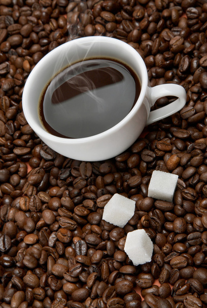 Coffee cup with sugar on roasted beans - Foto, imagen