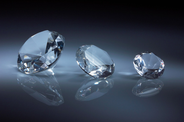 glänzende Diamanten Juwel auf dunkelblau - Foto, Bild