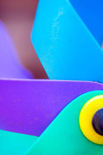 Дитяча кольорова іграшка вітряної млини у вітрі Анотація крупним планом
 - Фото, зображення