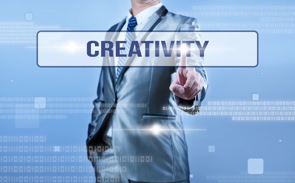 創造性に関する意思決定をするビジネスマン - 写真・画像