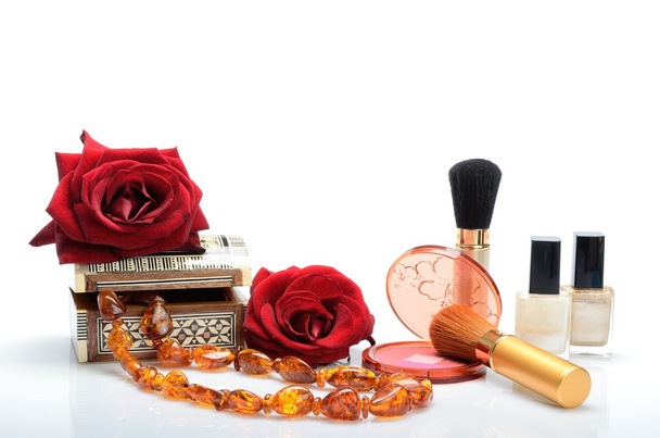 Cosméticos, perfumes, contas, caixa de jóias e rosas em uma vida tranquila
 - Foto, Imagem