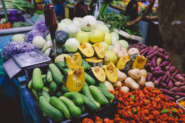 Świeże i kolorowe owoce i warzywa na lokalnym rynku malediwskim w Male City, Malediwy - Zdjęcie, obraz