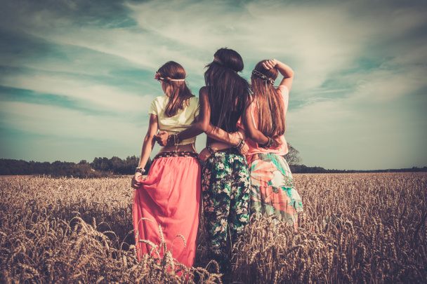ragazze hippy multietnica in un campo di grano  - Φωτογραφία, εικόνα