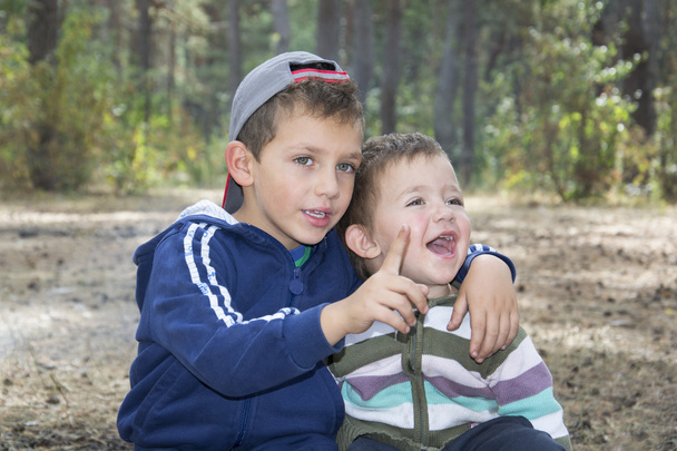 Hermano en el bosque, abrazó a su hermana pequeña, y algo te
 - Foto, Imagen