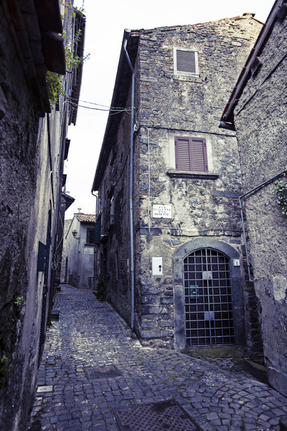 Calle medieval en la ciudad italiana Bracciano
 - Foto, imagen