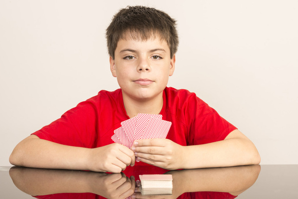 Mladý chlapec hrací karty - Fotografie, Obrázek