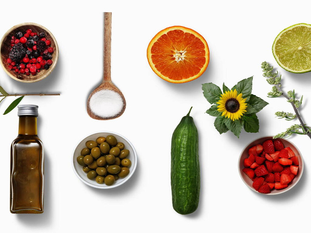   terveelliset elintarvikkeet vihannekset ja marja aromaattiset mausteet oliiviöljy elintarvikkeiden tasainen tausta malli kopio tilaa eristetty - Valokuva, kuva