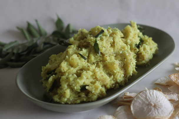 Mashed dry casava or dry tapioca. Boil the soaked dry tapioca and mash it with a mixture of grated coconut, shallots, chillies, turmeric and curry leaves. Popular dish of kerala called unakkakappa - Photo, Image
