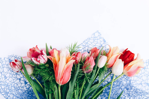 Kytice barevných tulipánů na bílém pozadí, horní pohled - Fotografie, Obrázek