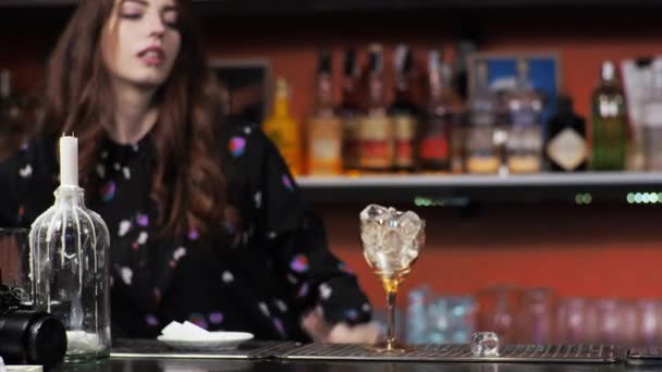 pelirroja chica joven adulto mujer barman prepara mezclas de papel avión cóctel bar vierte campanas de hielo - Imágenes, Vídeo